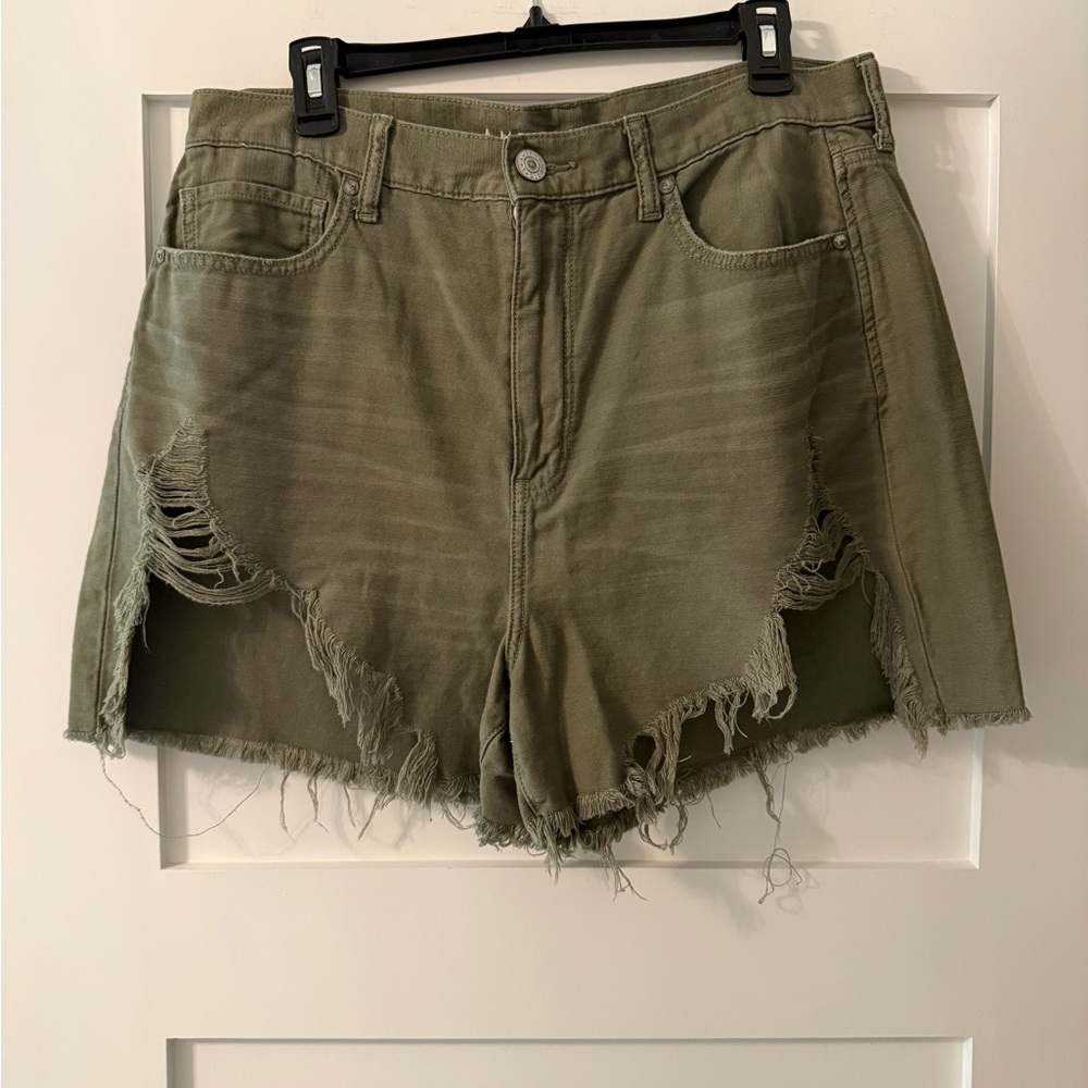 American Eagle High-Rise Distressed Shorts – Size 14